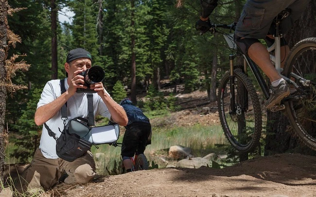 Những cách mà các nhiếp ảnh gia mang máy ảnh khi chụp ngoài trời
