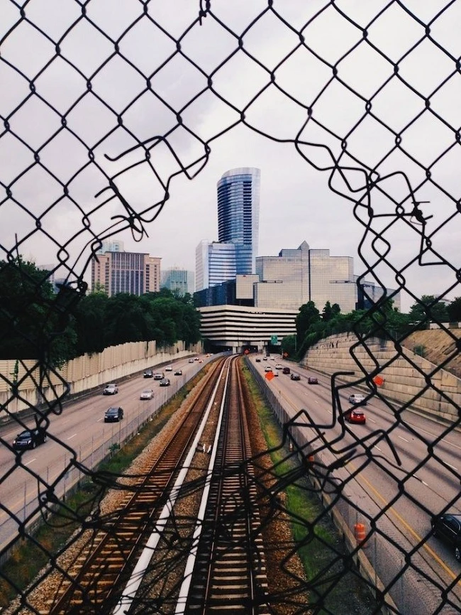 Thực hành sáng tạo với kiểu chụp “tạo khung hình trong khung hình”