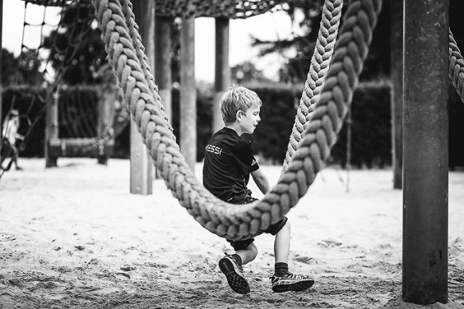 Thực hành sáng tạo với kiểu chụp “tạo khung hình trong khung hình”