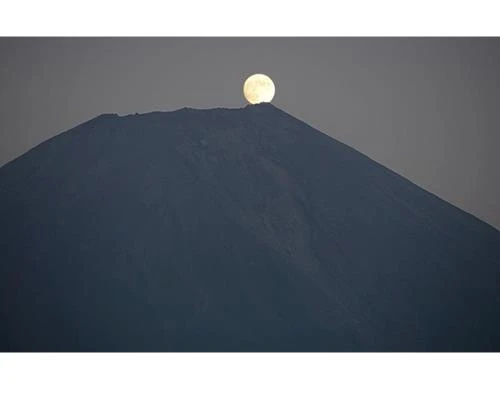 Ảnh theo chủ đề núi và trăng