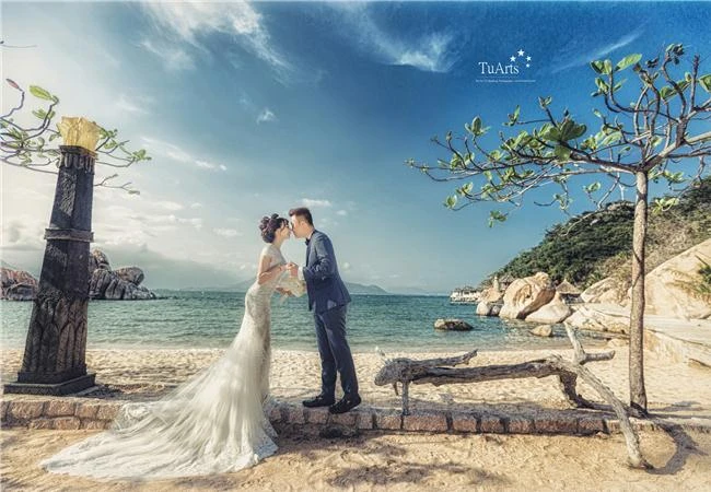 Những bí mật tiết lộ đằng sau đằng sau những buổi chụp ảnh cưới ở biển