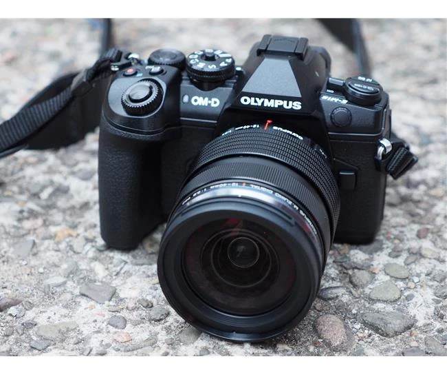 So sánh Panasonic GH5s và Olympus OM-D E-M1 Mark II