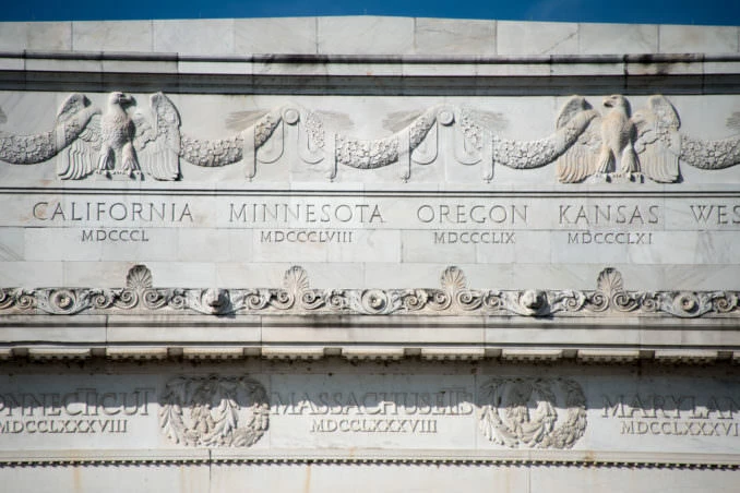 So sánh Nikon 28-300mm và Tamron 28-300mm